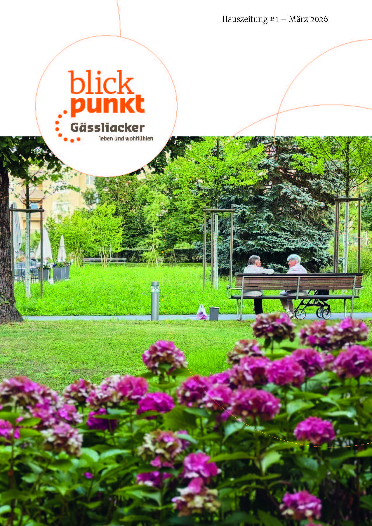 Titelbild Hauszeitung Stiftung Gässliacker. Parkanplage mit Sitzbank, wo zwei Mieterinnen miteinander plaudern.