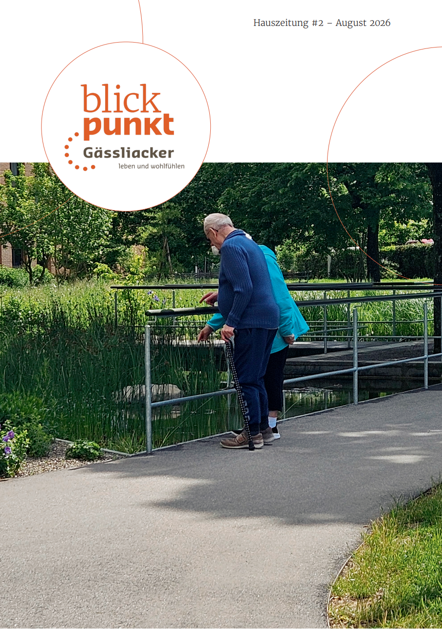 Titelbild Hauszeitung Stiftung Gässliacker. Parkanplage mit Sitzbank, wo zwei Mieterinnen miteinander plaudern.